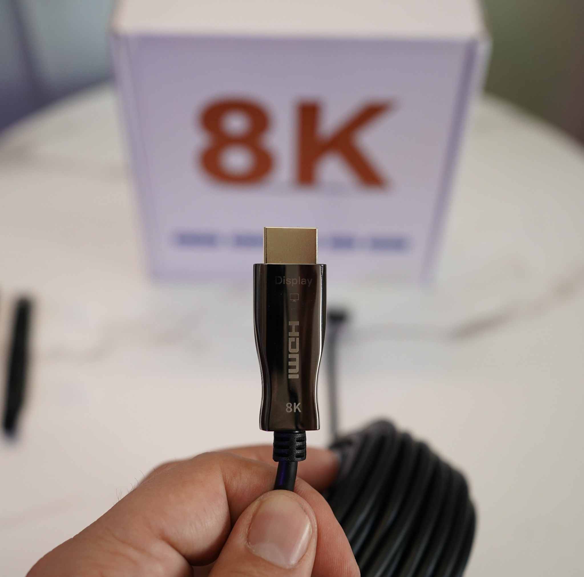 Detalle de conector OPTIXEL en mano